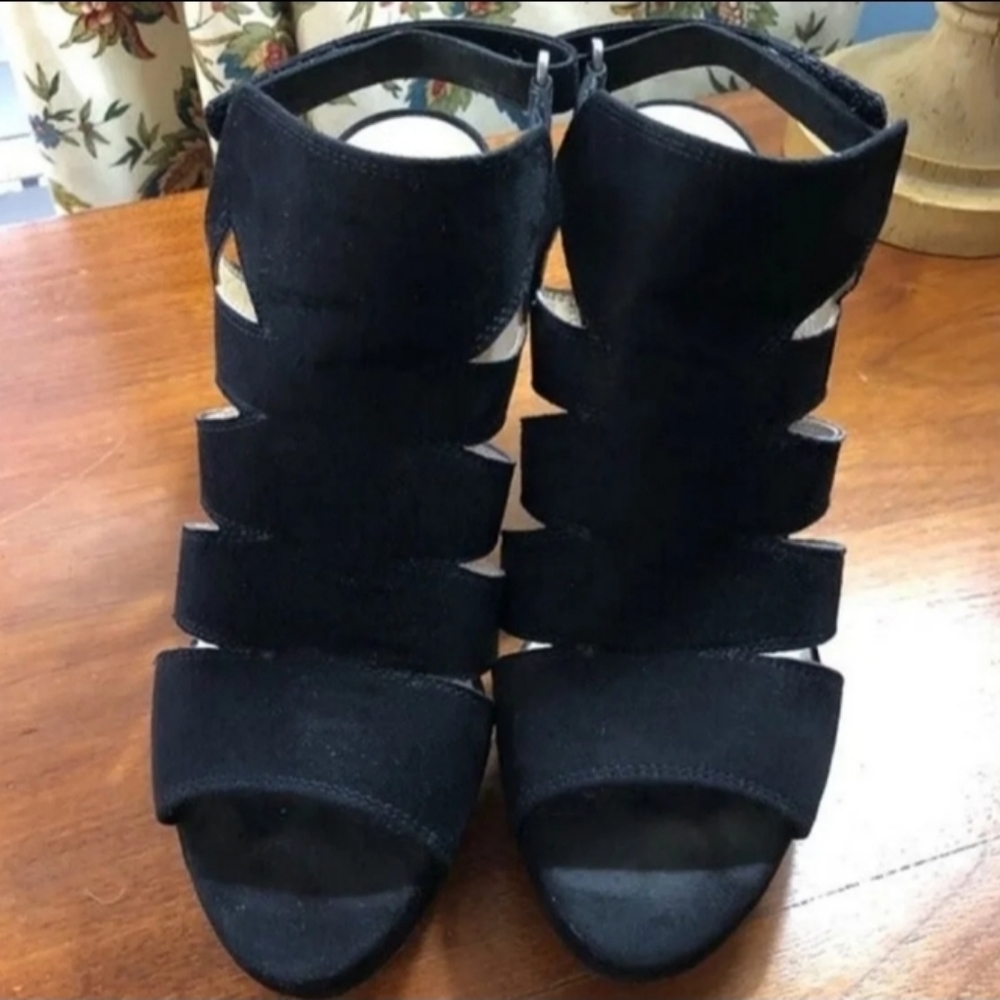 Neutralizer Black heels